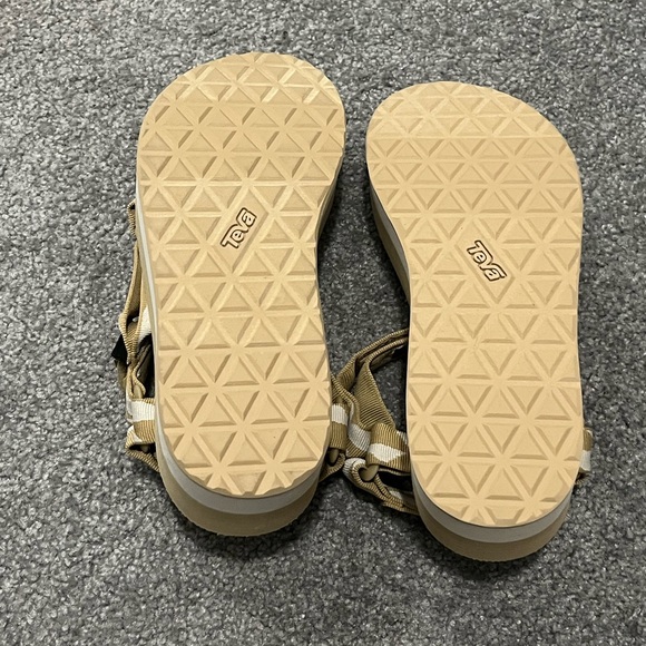 New & Unworn Teva Flatform Sandals - Picture 5 of 7